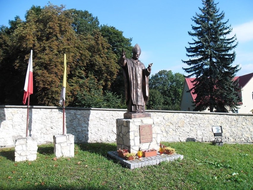 Zniszczony pomnik papieża w pilicy