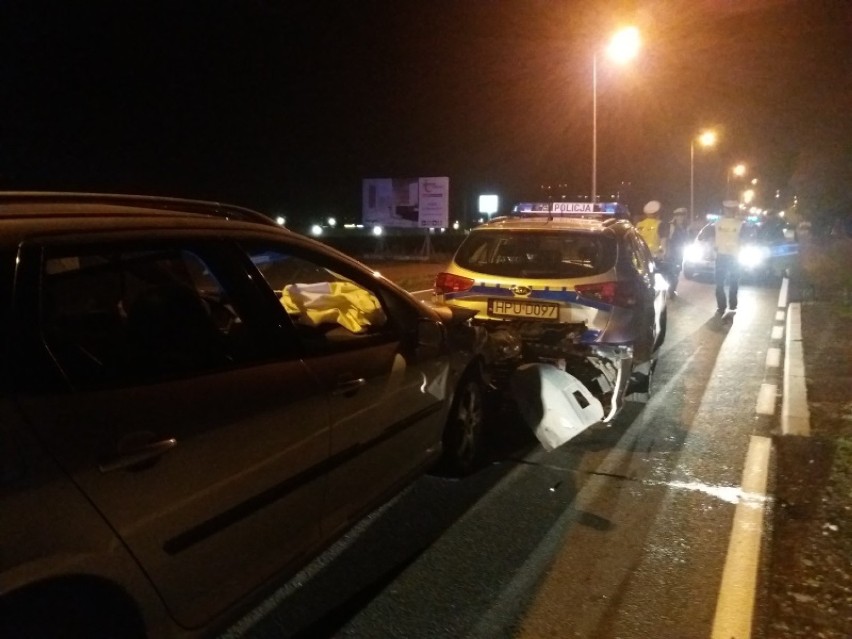 Pijany złodziej auta zatrzymany w Kaliszu. Chciał potrącić policjanta. Trafił za kratki. ZDJĘCIA