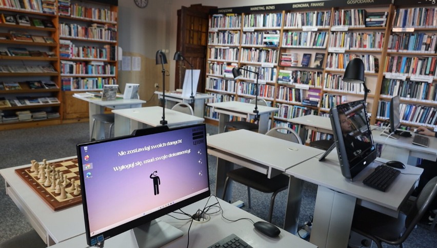 Pracownice obroniły bibliotekę własną piersią- mówi dyrektor placówki [MATERIAŁ WIDEO]