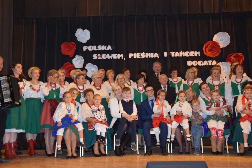 Pieśni patriotyczne i tańce ludowe podczas koncertu w Goszczu