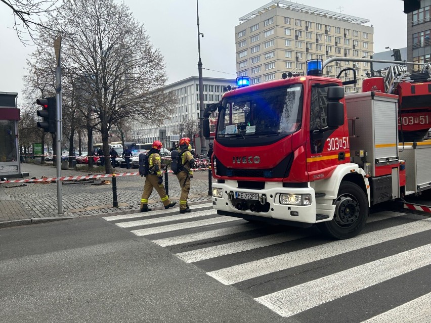 Pożar w centrum Warszawy. Spaliły się sprzęty w jednym z mieszkań. Na miejscu straż pożarna 