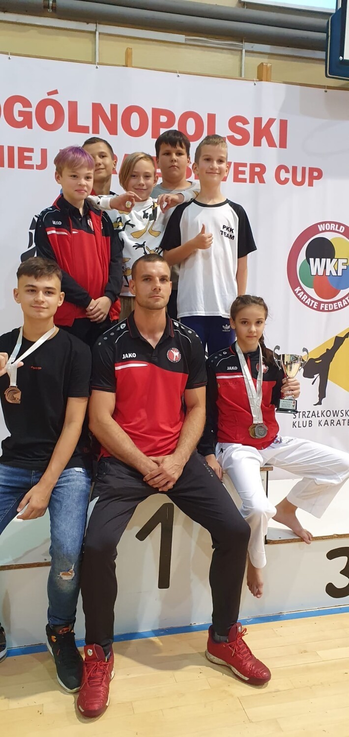Reprezentacja Pleszewskiego Klubu Karate z trenerem Bartłomiejem Sołtysiakiem