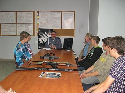 Zespół szkół nr 1 w Piekarach Śląskich: Uczniowie klasy policyjnej odwiedzili komendę