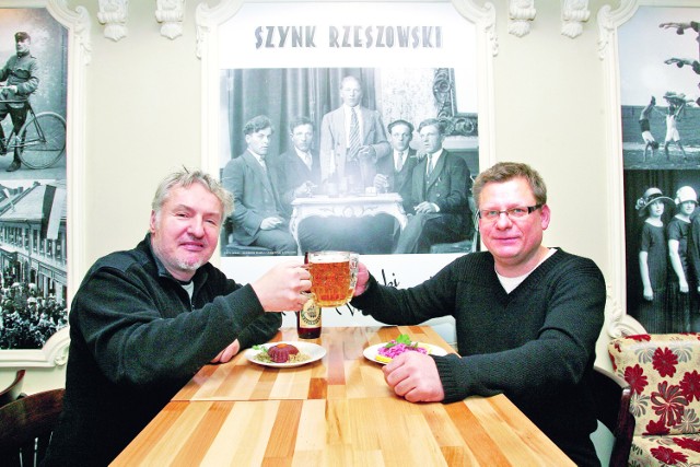 -&nbsp;Powstanie lokalu z rzeszowską i regionalną kuchnią jest odpowiedzią na wszechobecne kebaby i fast foody – przekonują Andrzej Hajnosz (z prawej) i Andrzej Paulukiewicz.