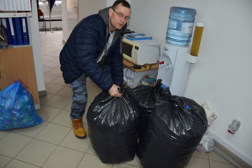 Człuchów. Kolejna przesyłka z nakrętkami dla Judytki. Tym razem z Zakładu Aktywności Zawodowej w Czarnem