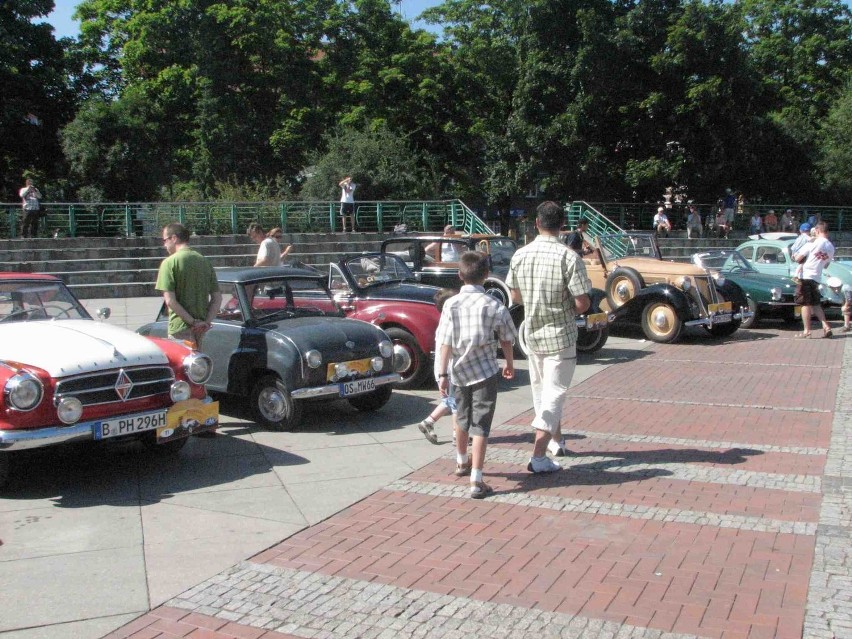 Zabytkowe automobile zaparkowały na placu Krakowskim