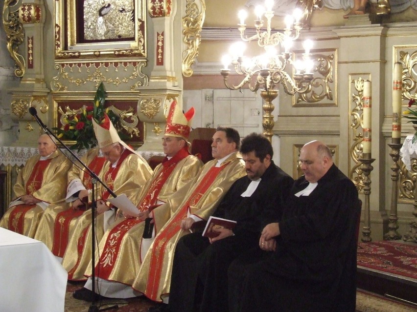Duchowni katoliccy i protestanccy.