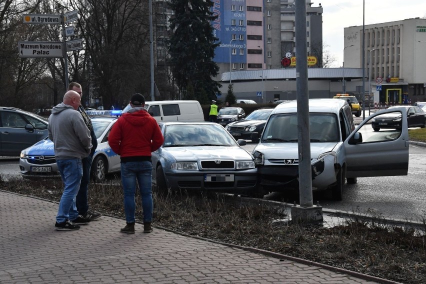 Zderzenie dwóch aut na rondzie w centrum Kielc. Gigantyczne korki (WIDEO,ZDJĘCIA)