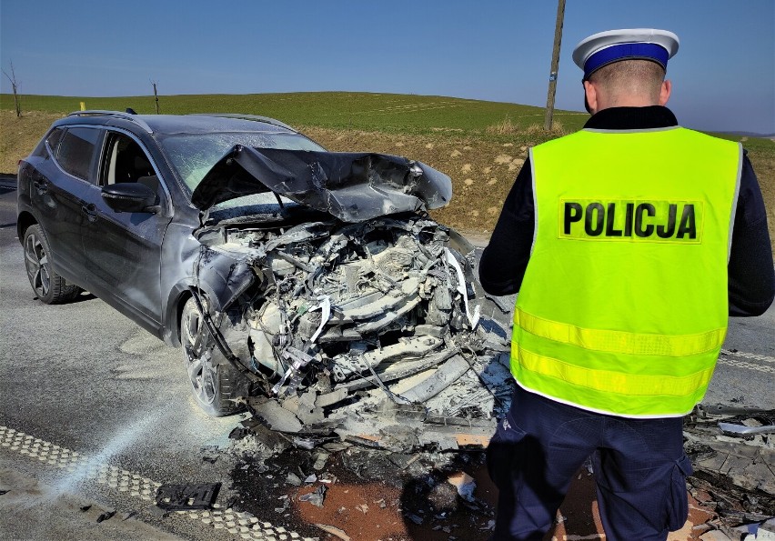 Po wypadku w Świątkowie, kobiecie kierującej mazdą policjanci zatrzymali prawo jazdy