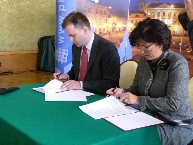 Bożena Czaja, wiceprezes PAIiIZ i Krzysztof Chojniak, prezydent Piotrkowa podpisują umowę