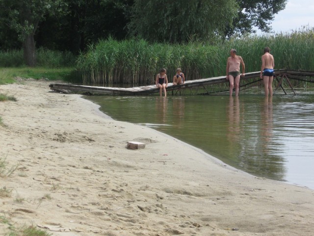 W środku tygodnia dolskie plaże są puste. Większość plażowiczów wybiera Śrem i Jarosławki