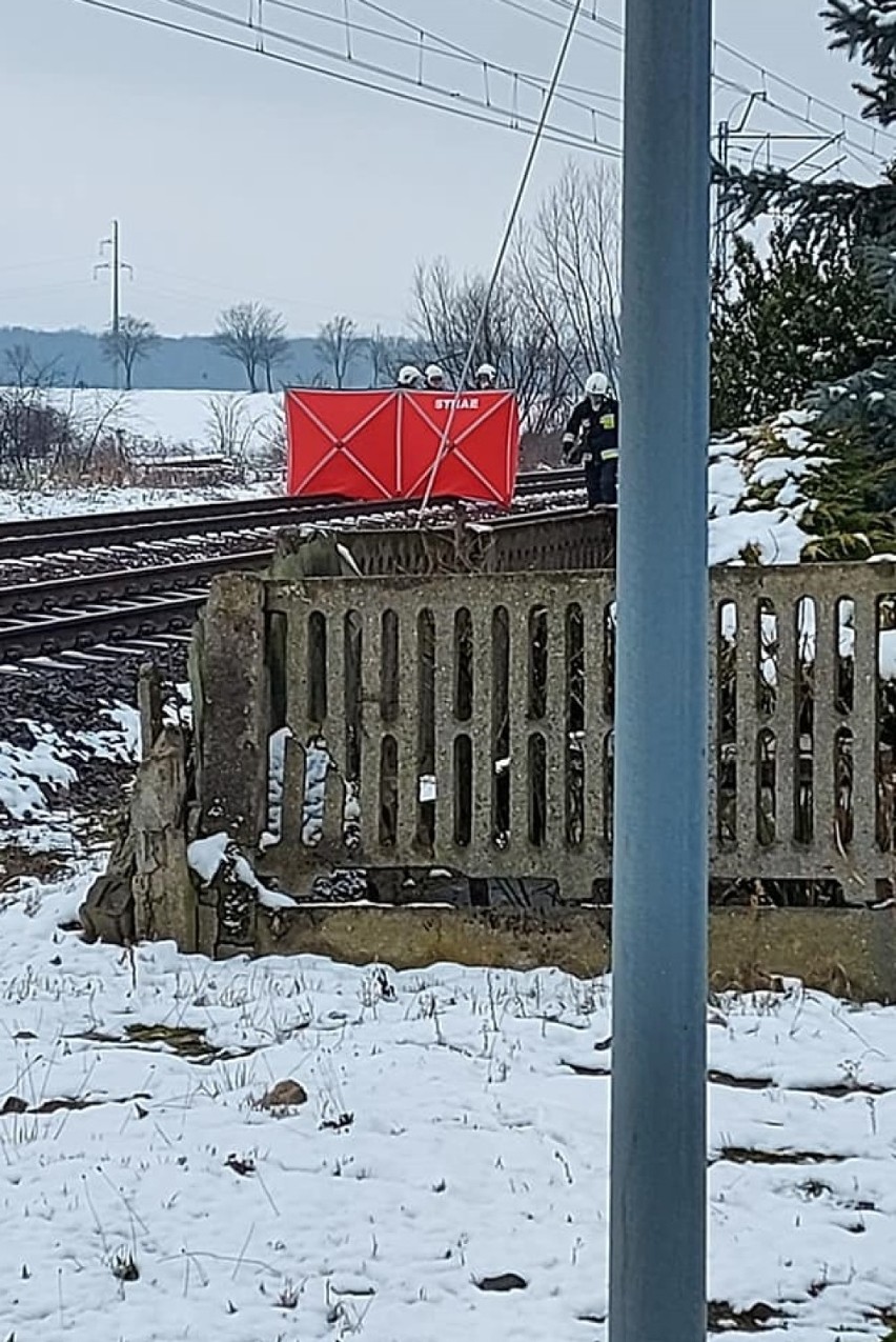 Śmiertelny wypadek na przejeździe kolejowym pod Świdnicą. 24-letni rowerzysta jechał w kapturze i słuchawkach na uszach