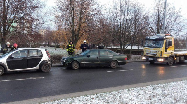 Kierowca mercedesa nie zachował należytej ostrożności i uderzył w tył smarta.