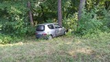 Wypadek na drodze wojewódzkiej nr 977 pod Tarnowem. Samochód osobowy zjechał  z drogi i uderzył w drzewo. Jedna osoba trafiła do szpitala