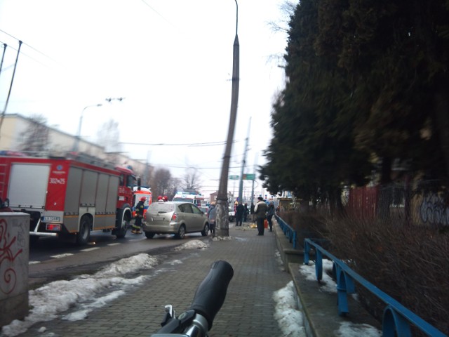 Na ul. Kunickiego ford wjechał w przystanek. Dwie osoby są ranne