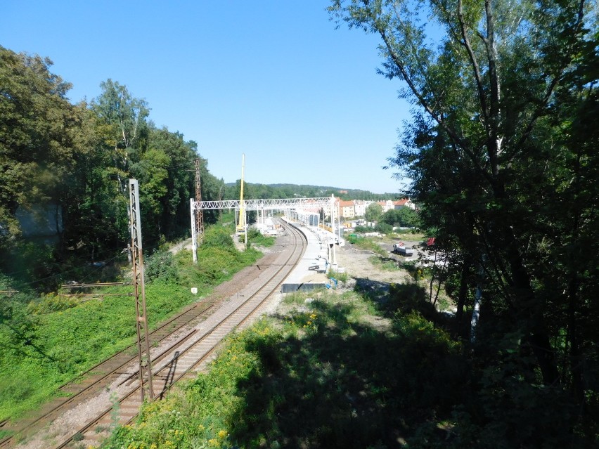 Zaawansowane prace na budowie przystanku kolejowego Wałbrzych Centrum ZDJĘCIA