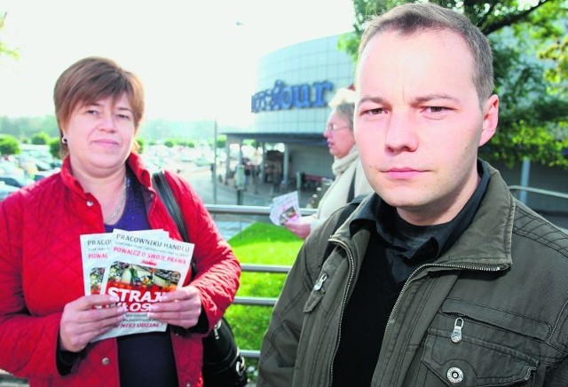 Wczoraj po południu Paweł Skowron i Ryszarda Zygrańska rozdawali ulotki przed CH Borek