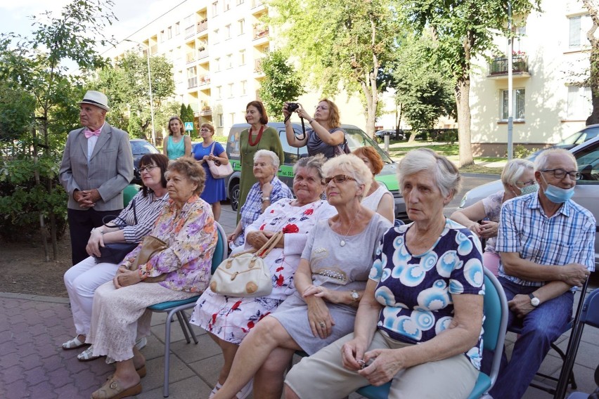 300-lecie Suwałk. W Bibliotece Publicznej w Suwałkach otwarto wystawę "Fotografowanie szczęścia. Suwalskie dawne śluby i wesela” [Zdjęcia]