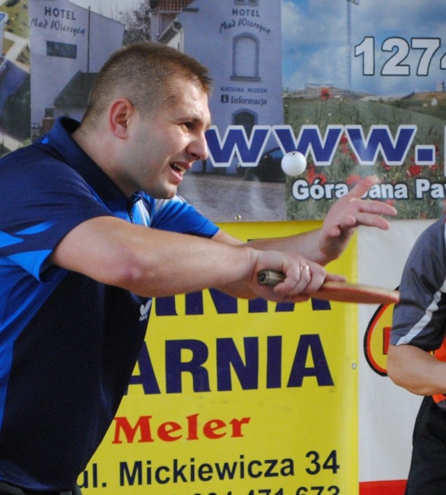 Tęcza (na zdj. grający trener Andrzej Czubaty) jest piąta w III lidze.