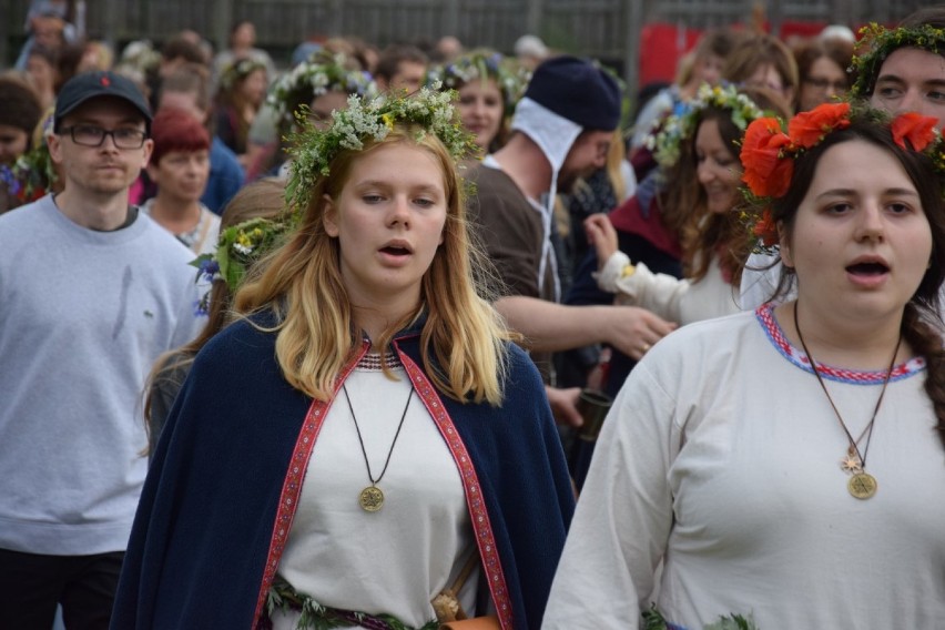 Owidz. Wianki na Grodzisku  i otwarcie Muzeum Mitologii Słowiańskiej ZDJĘCIA