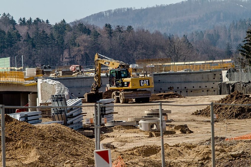 Obwodnica Wałbrzycha. Asfaltowanie drogi wyjazdowej z ronda Niepodległości (Tesco) 