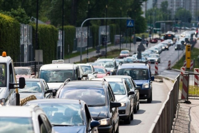 Strefa Czystego Transportu zakłada zakaz wjazdu dla samochodów z silnikiem diesla starszych niż 18 lat i pojazdów benzynowych starszych niż 27 lat.