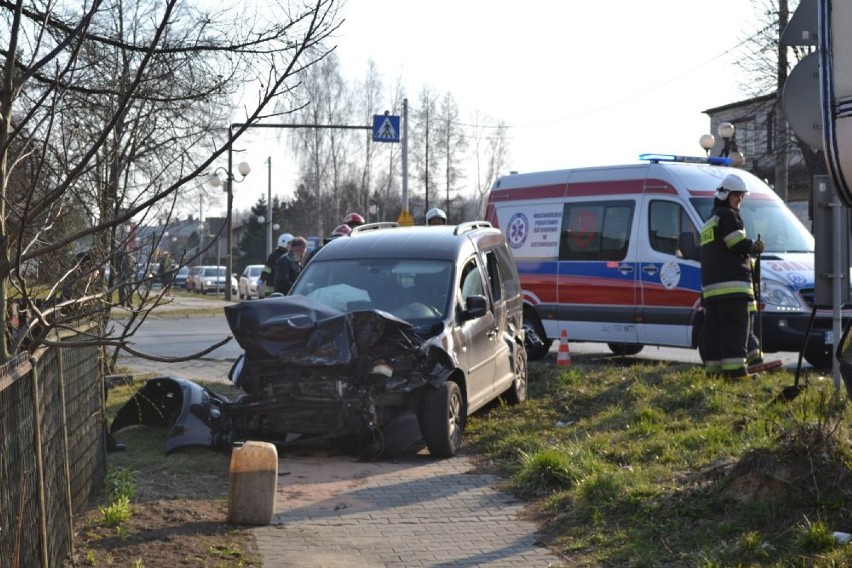 Kolizja w Lędzinach: W Hołdunowie zderzyła się osobówka z camperem