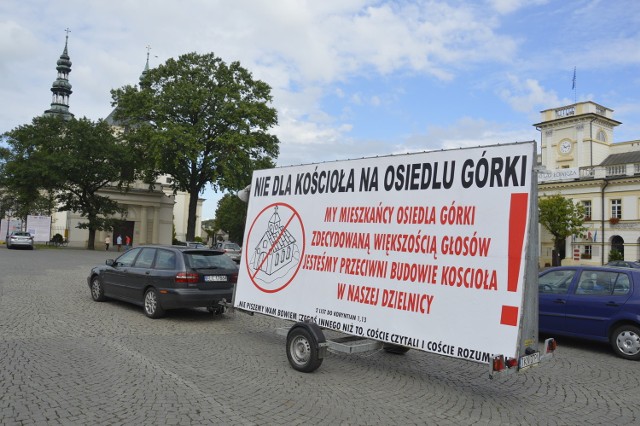 Wzbudzający kontrowersje baner na Starym Rynku w Łowiczu