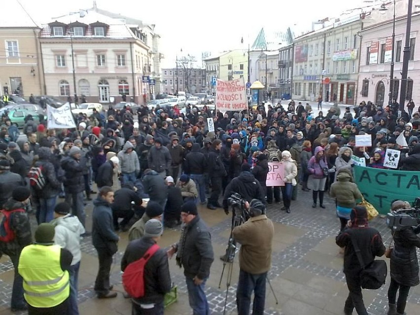 Manifestacja przeciw ACTA w Lublinie przed Ratuszem