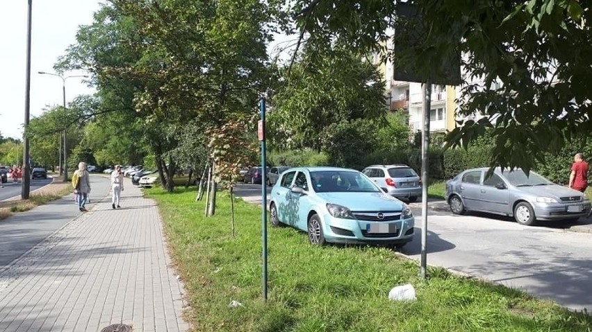 Przyjeżdżają na giełdę w Bydgoszczy i parkują jak chcą - narzekają mieszkańcy Wyżyn [zdjęcia]