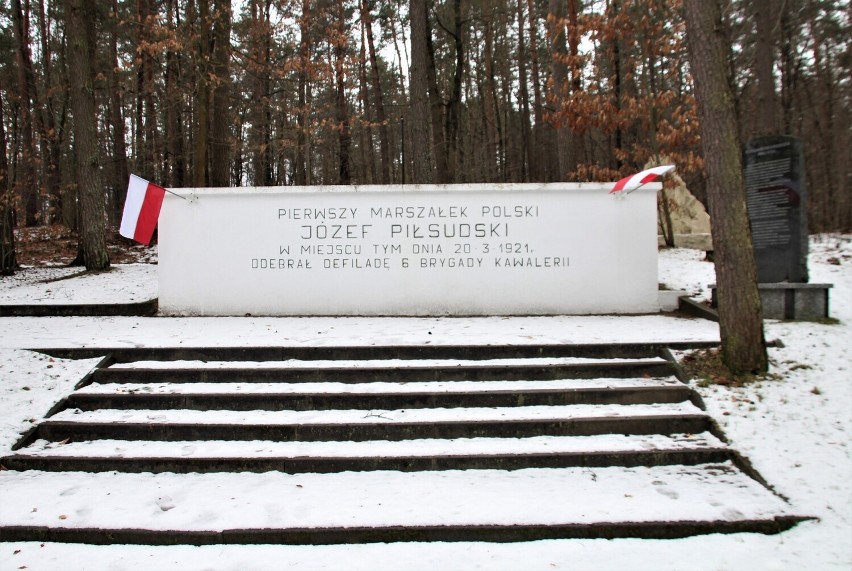 Tutaj Józef Piłsudski odbierał defiladę kawalerii. Jest też pamiątka po huraganie