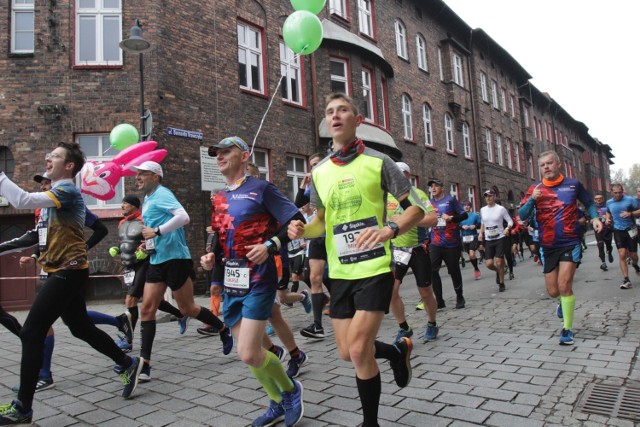 Biegacze Silesia Marathonu na Nikiszowcu. Trasa Silesia Marathonu prowadzi przez urokliwe miejsca