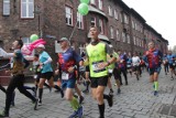 Silesia Marathon 2019. Biegacze na urokliwym Nikiszowcu [ZDJĘCIA]