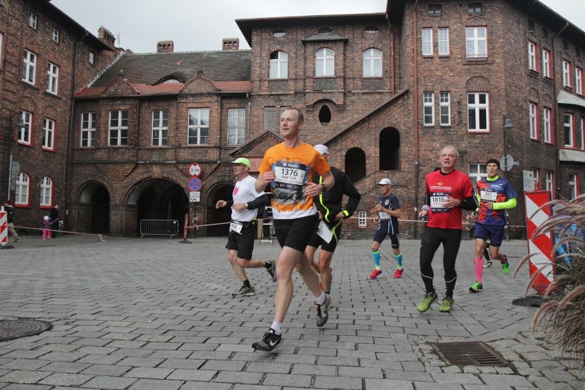 Biegacze Silesia Marathonu na Nikiszowcu. Trasa Silesia...