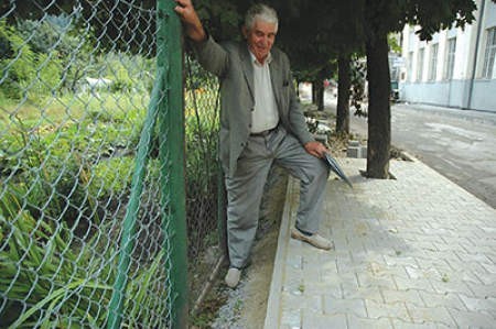 Eugeniusz Kowalewski pokazuje, jak wykonano chodnik obok płotów i furtek. Marianna Lach