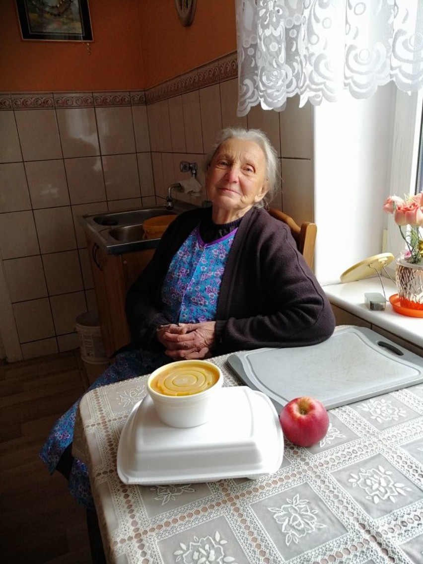 Wolontariusze dostarczają obiady seniorom w gminach Kuślin i Nowy Tomyśl