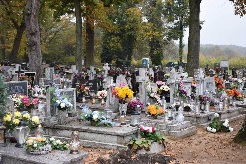 Niektórzy zdecydowali się na wizytę na cmentarzu w Skokach...