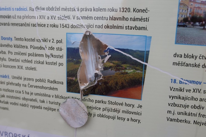 Wandale zdewastowali tablice na Górze Guzowatej w Radkowie