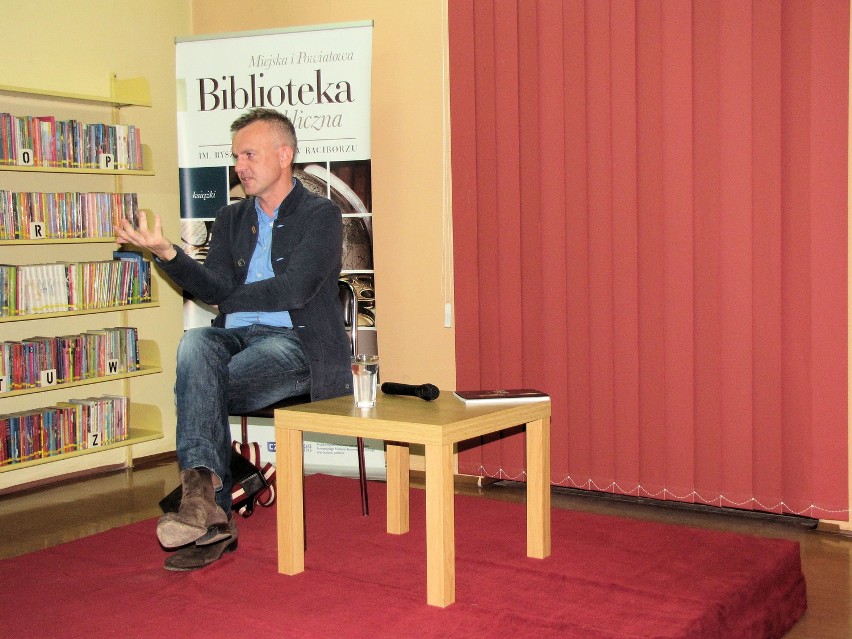 Wojciech Tochman w bibliotece w Raciborzu