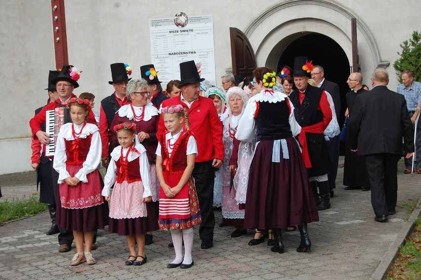 Spod kościoła wyruszył barwny korowód