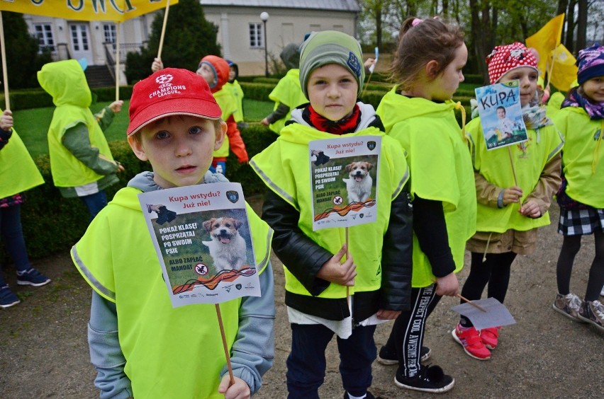 Przedszkolaki z Bełchatowa uczyły się, jak sprzątać z trawników "psie kupy" [ZDJĘCIA, FILM]