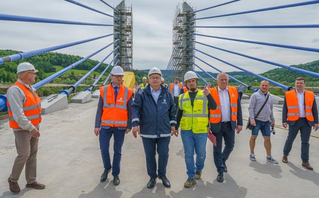 Minister Adamczyk odwiedził plac budowy w Kurowie (gm. Chełmiec). Nowy most na rzece Dunajec to jeden z element&oacute;w drogi szybkiego ruchu łączącej Brzesko z Nowym Sączem