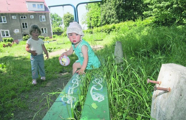 Na Hanię i Monikę wśród huśtawek i zjeżdżalni czekają wystające gwoździe i kawałki blachy