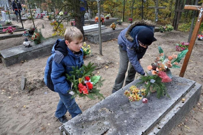 Strzelce - Uczniowie szkoły podstawowej porządkowali cmentarz [FOTO]