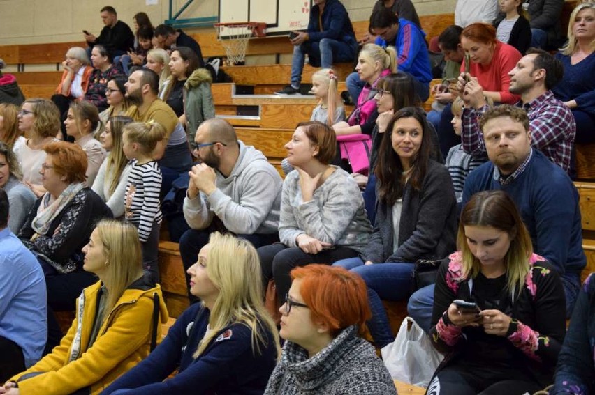 Ponad setka dzieci wzięła udział w turnieju gimnastyki artystycznej w Skokach [ZDJĘCIA]