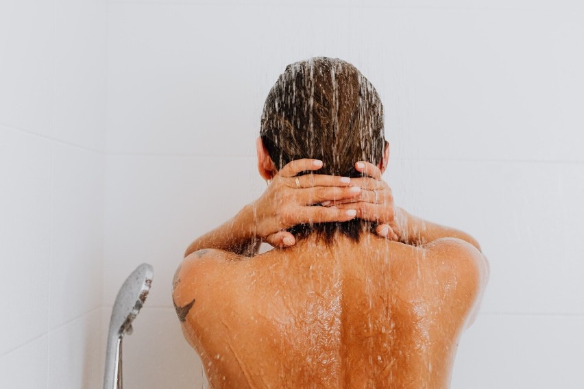 Czy częste mycie jest zdrowe? Co lest lepsze: wanna czy prysznic? Wyjaśniamy, jak często się myć i ile powinna trwać kąpiel w wannie