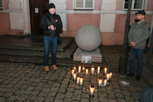 W poniedziałek o godz. 19.00 przed ratuszem w Międzyrzeczu spotkało się blisko 20 osób. Radni, urzędnicy i mieszkańcy przynieśli ze sobą zdjęcie tragicznie zmarłego Pawła Adamowicza i znicze, które ustawili w kształcie serca. Jego pamięć uczcił minutą ciszy m.in. burmistrz Remigiusz Lorenz, sekretarz Urzędu Miejskiego Anna Sawka i wiceprzewodniczący rady miejskiej Andrzej Chmielewski.