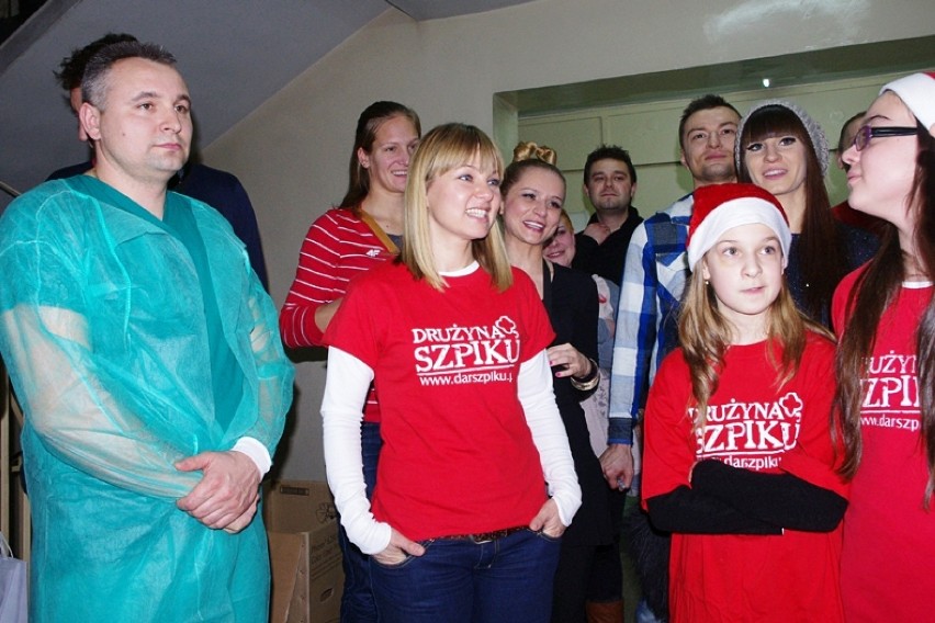 Gwiazdy Drużyny Szpiku odwiedziły dzieci z oddziału onkologicznego.