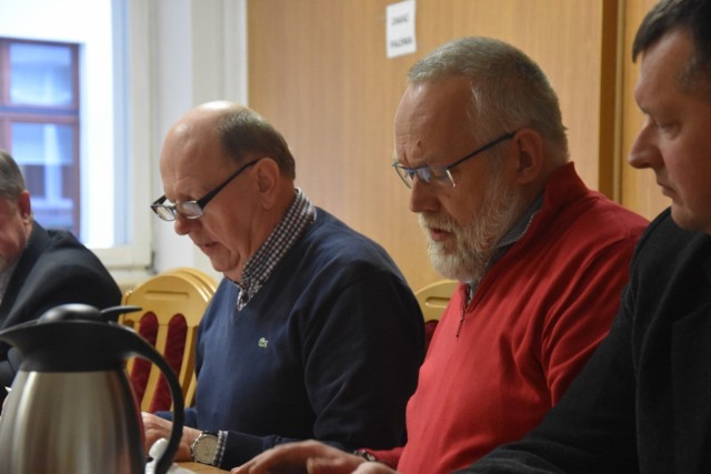Paweł Łączkowski (drugi z prawej) skrytykował propozycję burmistrza, Włodzimierza Kaczmarka. Na sugestię dotyczącą obniżenia diet radnych nikt nie zareagował