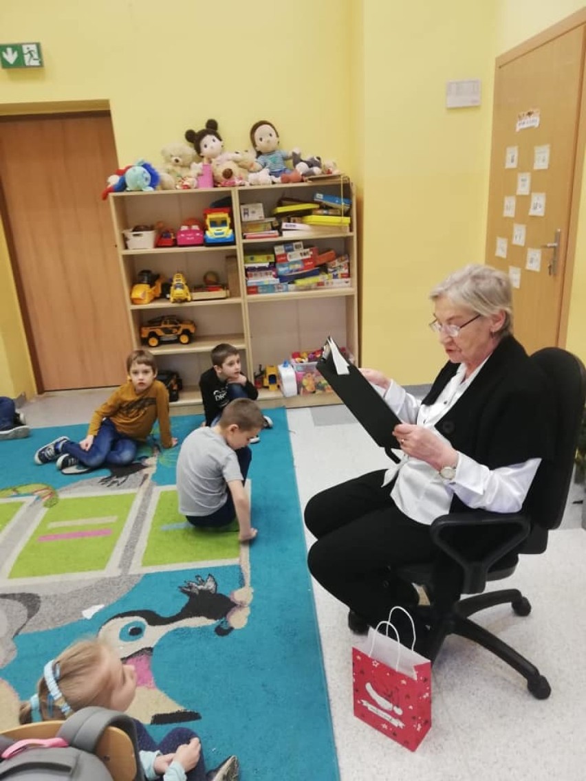 Seniorzy z Oleśnicy czytają dzieciom (ZDJĘCIA) 